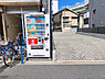 外観：◆前面道路と現地◆左側には自動販売機があり、夜間でも周囲が明るく安心感のあるアプローチです。すっきりと平坦に整えられた更地は、間口が約７．９８ｍと広いため、大きなお車のお留守番や駐車もスムーズです。