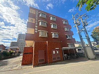 外観：4階建ての2階部分。