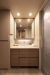 清潔感漂う洗面スペースです。収納も完備◎