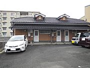 駐車場場所は向かって右奥（白い軽自動車がとまっている場所）です。