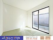 リビングに面したほっと安らぐ和の空間♪お子様の室内遊び場や来客時に重宝する一部屋です♪
