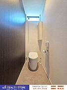 タンクレスで温水洗浄便座のトイレと、ダークブラウンのアクセントクロスでスタイリッシュな室内♪