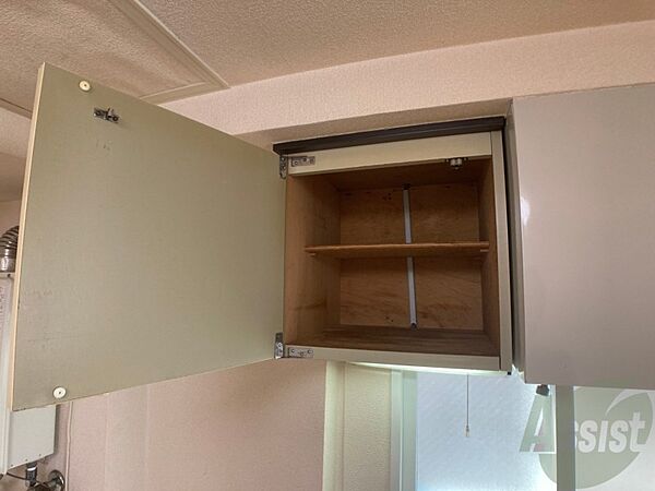 画像9:キッチン上段に収納がありますので、食器などを収納出来ます。