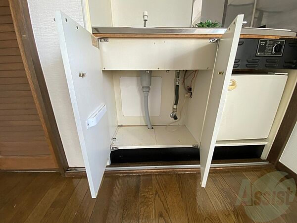 画像23:キッチン下の収納はこちら。食器などを収納できます。