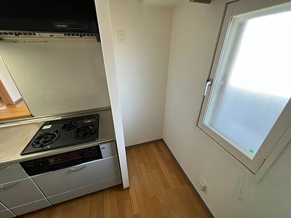 画像9:キッチンのとなりには冷蔵庫を置けるスペースがありますね。