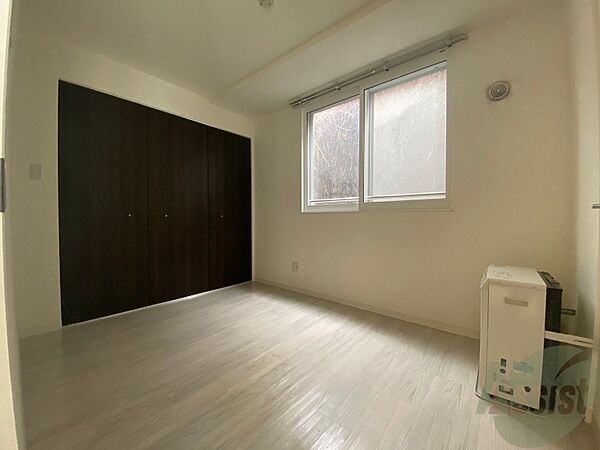 画像22:寝室はこちらです。光が差し込む、温かみのあるお部屋です。