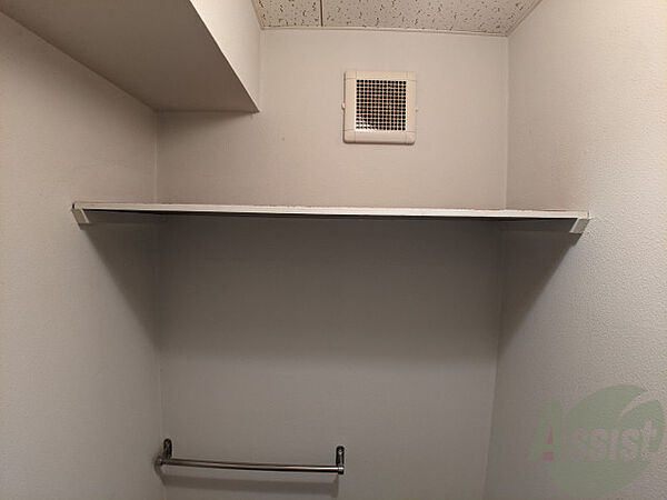 画像24:トイレの上に棚がありました。収納スペースです。