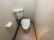 こちらはトイレです。清潔感があり、安心して使用できます。