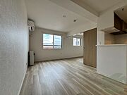 木目のフローリングは落ち着きのある印象のお部屋になりますね。