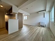 木目のフローリングは落ち着きのある印象のお部屋になりますね。
