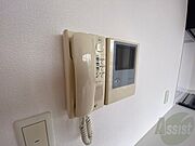 TVモニター付インターホンです。来客者の顔が見えるので安心！