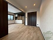 こちらのお部屋は光が差し込む、温かみのあるお部屋です。