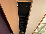 シューズボックスもなかなかの大容量！傘や掃除用具も入りそう。