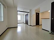 リビングです。窓が大きくて明るいですね！
