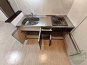 キッチン下のスペースも。食品ストックも入りますね。