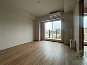 木目のフローリングは落ち着きのある印象のお部屋になりますね。