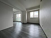 寝室はこちらです。光が差し込む、温かみのあるお部屋です。