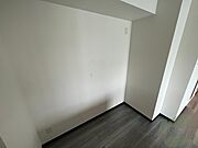 キッチン後ろには冷蔵庫を置けるスペースがありますね。