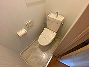 こちらはトイレです。清潔感があり、安心して使用できます。