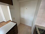 キッチン後ろには冷蔵庫を置けるスペースがありますね。