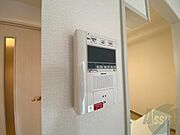 TVモニター付インターホンです。来客者の顔が見えるので安心！