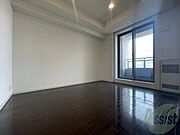 こちらが寝室です。窓が大きくて明るいですね。