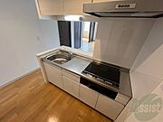 対面キッチンになっているので料理しながらTVも見れますよ～。