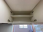 キッチン上部の棚に台所用品や食器などを入れることができます。