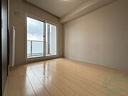寝室を別角度から撮りました。どう家具を配置しますか？