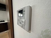 TVモニター付インターホンです。来客者の顔が見えるので安心！