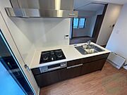 キッチン周りは意外と物が多いので棚があるといいですね。