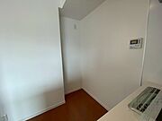 キッチン後ろには冷蔵庫を置けるスペースがありますね。