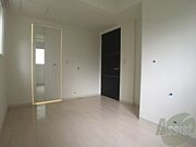 洋室を撮影しました。日射しがあり明るい印象。