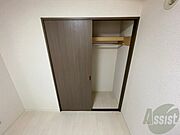 こちらの収納にはハンガーをかけて服もしまえますね。