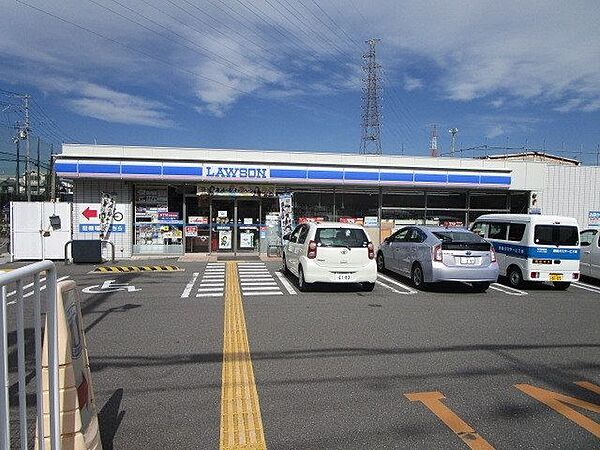 画像26:ローソン 高槻川添一丁目店 徒歩10分。 740m