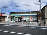 ファミリーマート 富田駅南店 徒歩9分。 660m