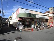 マルヤス 上牧店 徒歩5分。 360m