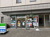 ファミリーマートラグザ大阪店 徒歩11分。 860m
