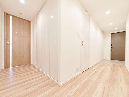 収納を備えた、明るくゆとりのある廊下