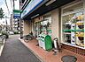 周辺：ファミリーマート 川名駅前店（520m）