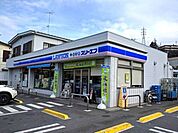 ローソン・スリーエフ逗子葉桜店 徒歩7分。コンビニ 530m
