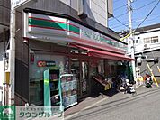 ローソンストア100杉田駅前店 徒歩4分。コンビニ 300m
