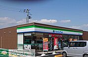 ファミリーマート館林富士見町店 徒歩13分。 990m