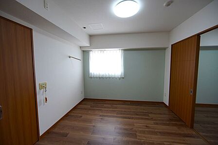 室内（2026年8月）撮影。約6.5帖ございます。可動間仕切りを開けると隣の洋室と繋がり、より広々とご利用いただけます。