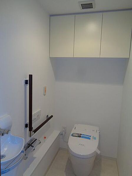 トイレです。温水洗浄便座です。上に収納がついておりますので、トイレットペーパー等ちょっとしたものを収納するのに便利です。