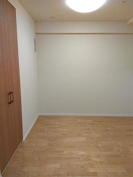 洋室です。約4.5帖ございます。可動間仕切りとなってますので、開けると隣のリビングと繋がり、より広々とご利用いただけます。