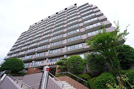 最寄りバス停より徒歩1分のため通勤・通学に便利です。