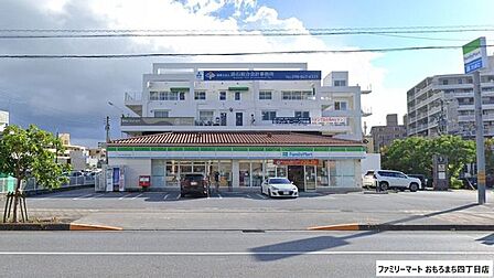 ファミリーマート おもろまち四丁目店 520m