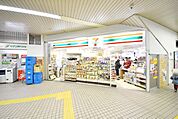 セブンイレブン福岡市地下鉄貝塚駅店 徒歩10分。コンビニ 760m