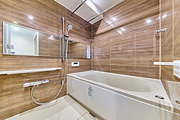 追焚機能と浴室乾燥機付きのバスルーム